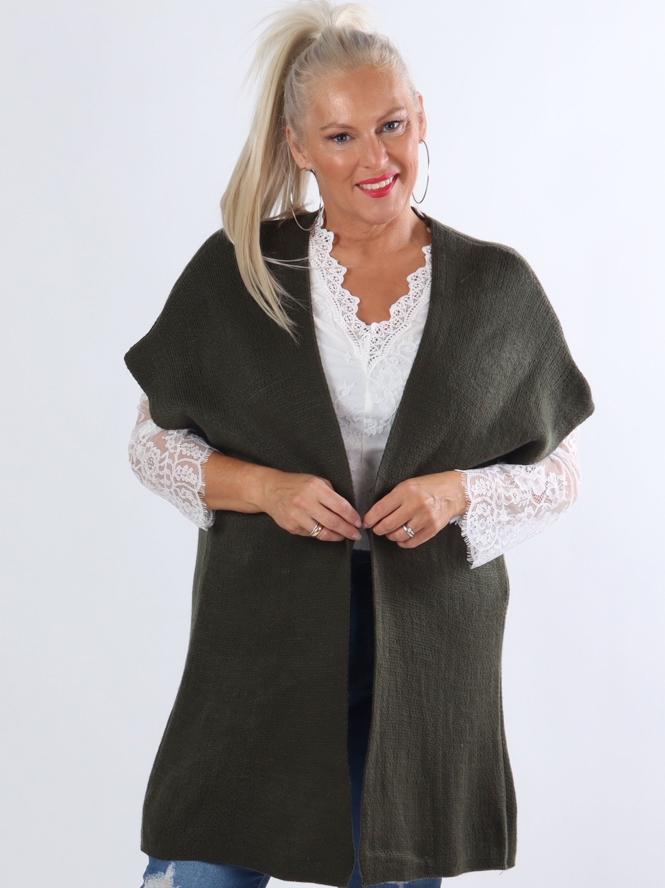 Tilly Plain - Plus size stickad kofta utan ärmar